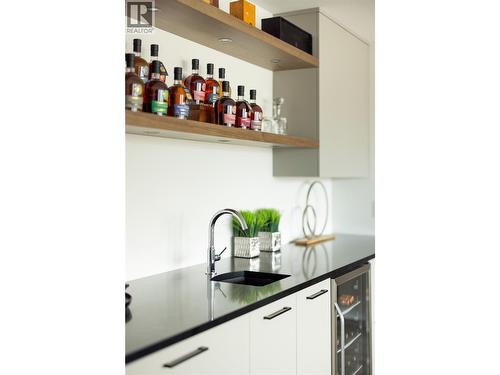 605 Clifton Court, Kelowna, BC - Indoor Photo Showing Kitchen