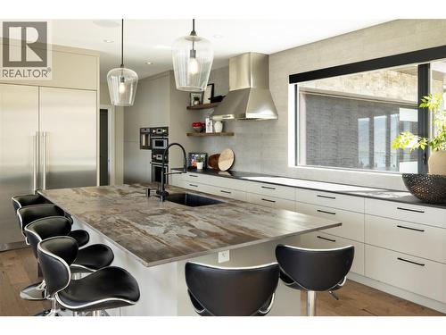 605 Clifton Court, Kelowna, BC - Indoor Photo Showing Kitchen With Upgraded Kitchen