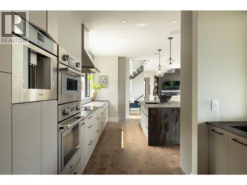 605 Clifton Court, Kelowna, BC - Indoor Photo Showing Kitchen