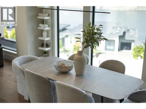 605 Clifton Court, Kelowna, BC - Indoor Photo Showing Dining Room