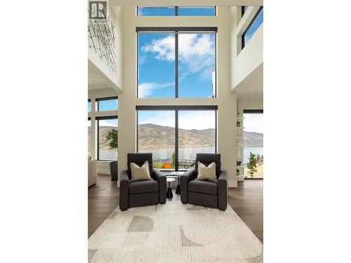 605 Clifton Court, Kelowna, BC - Indoor Photo Showing Living Room