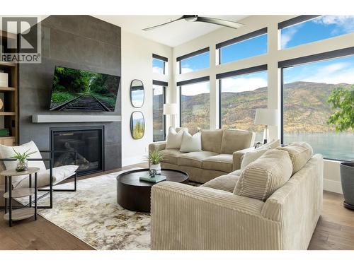 605 Clifton Court, Kelowna, BC - Indoor Photo Showing Living Room With Fireplace