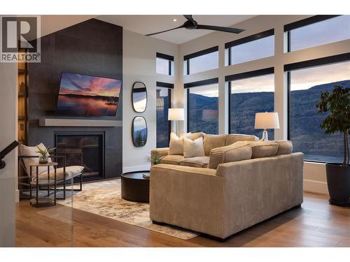 605 Clifton Court, Kelowna, BC - Indoor Photo Showing Living Room With Fireplace