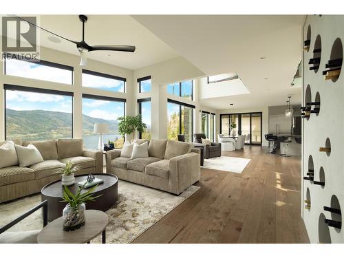 605 Clifton Court, Kelowna, BC - Indoor Photo Showing Living Room
