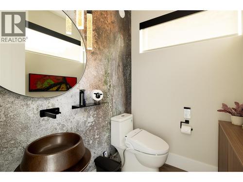 605 Clifton Court, Kelowna, BC - Indoor Photo Showing Bathroom