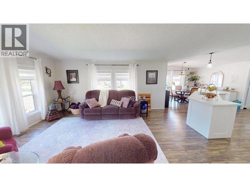 1302 Mountain Ash Road, Quesnel, BC - Indoor Photo Showing Living Room