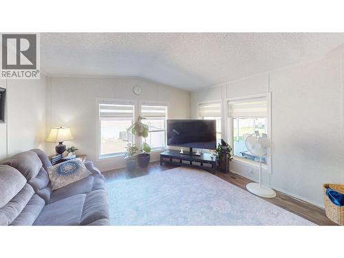1302 Mountain Ash Road, Quesnel, BC - Indoor Photo Showing Living Room