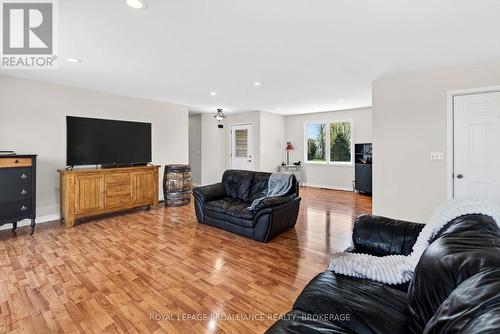 15268 County Road 21, Brighton, ON - Indoor Photo Showing Living Room