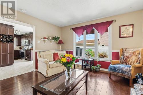 277 Mceachern Crescent, Ottawa, ON - Indoor Photo Showing Living Room