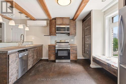 192 Catharine Street, Hamilton, ON - Indoor Photo Showing Kitchen With Upgraded Kitchen