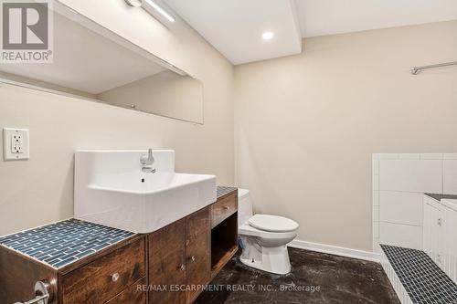 192 Catharine Street, Hamilton, ON - Indoor Photo Showing Bathroom