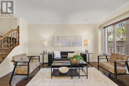 176 Hunterswood Crescent, Ottawa, ON - Indoor Photo Showing Living Room