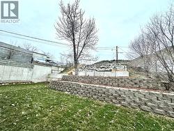 Yard with retaining wall - 