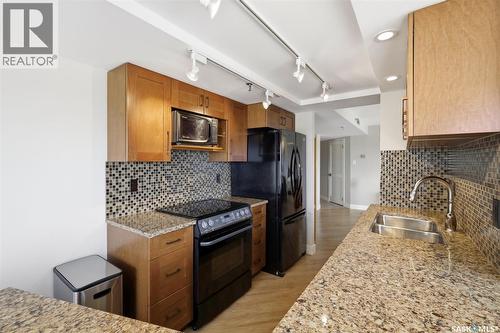 1670 424 Spadina Crescent E, Saskatoon, SK - Indoor Photo Showing Kitchen With Double Sink