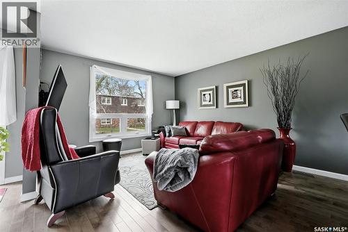 35 Spruceview Road, Regina, SK - Indoor Photo Showing Living Room