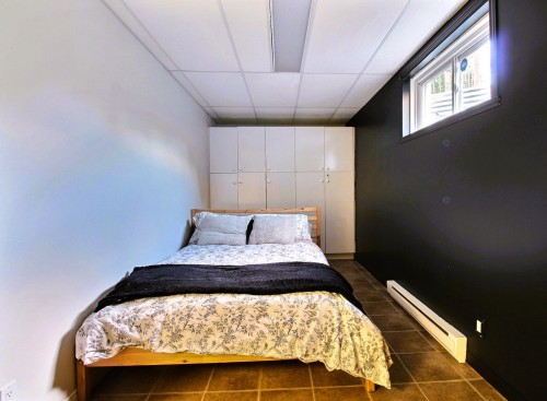 Salle familiale - 208 Av. Roy, Saint-Jules, QC - Indoor Photo Showing Bedroom