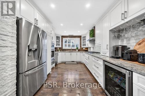323 Queen Victoria Drive, Hamilton, ON - Indoor Photo Showing Kitchen With Upgraded Kitchen