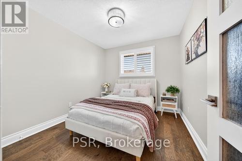 323 Queen Victoria Drive, Hamilton, ON - Indoor Photo Showing Bedroom