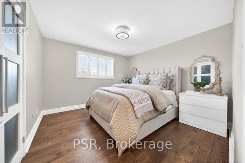 323 Queen Victoria Drive, Hamilton, ON - Indoor Photo Showing Bedroom