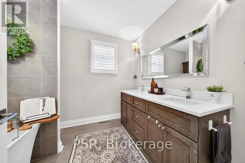 323 Queen Victoria Drive, Hamilton, ON - Indoor Photo Showing Bathroom