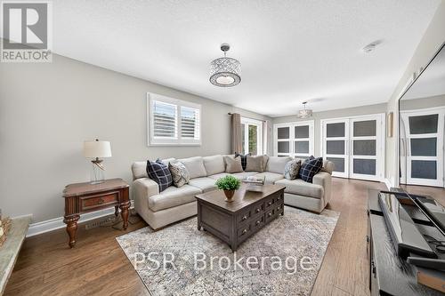 323 Queen Victoria Drive, Hamilton, ON - Indoor Photo Showing Living Room