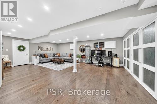 323 Queen Victoria Drive, Hamilton, ON - Indoor