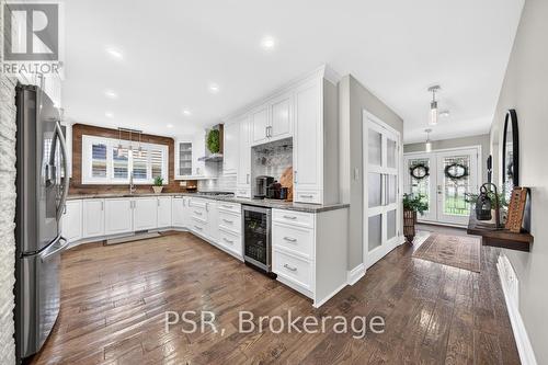 323 Queen Victoria Drive, Hamilton, ON - Indoor Photo Showing Kitchen With Upgraded Kitchen