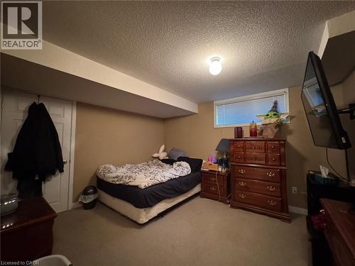Carpeted room featuring a single window, a white interior door, and light-toned walls - 517 Northbrook Place, Kitchener, ON - Indoor Photo Showing Bedroom