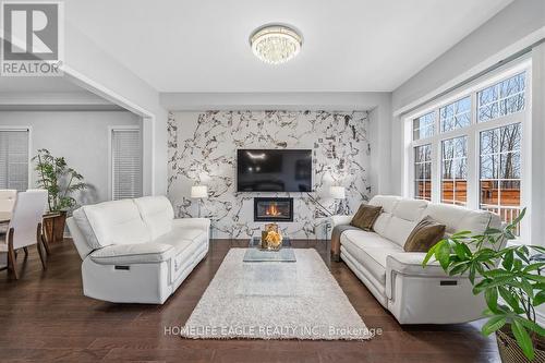 71 Woodhaven Avenue, Aurora, ON - Indoor Photo Showing Living Room