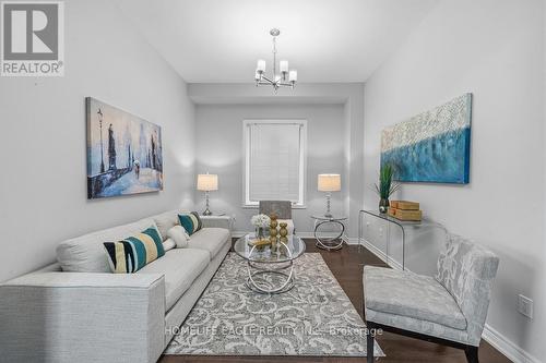 71 Woodhaven Avenue, Aurora, ON - Indoor Photo Showing Living Room