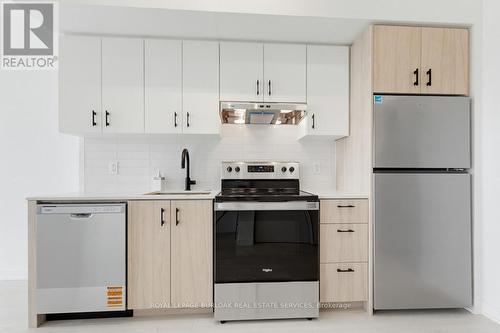 D904 - 4878 Powers Common, Burlington, ON - Indoor Photo Showing Kitchen