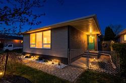 599 Bardal BAY  Winnipeg, MB R2G 0J1