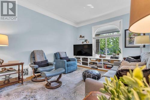 32 Samuel Street, Kitchener, ON - Indoor Photo Showing Living Room