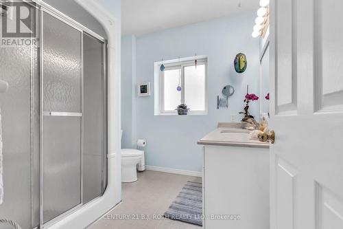 32 Samuel Street, Kitchener, ON - Indoor Photo Showing Bathroom