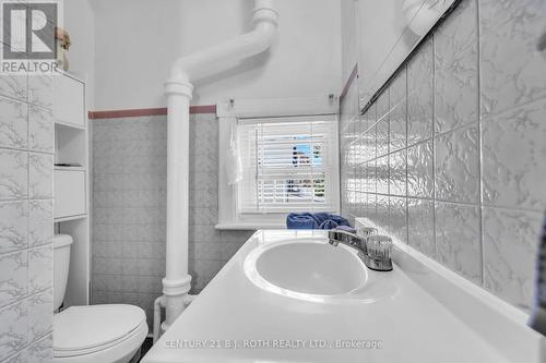32 Samuel Street, Kitchener, ON - Indoor Photo Showing Bathroom