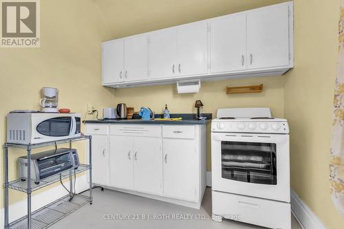 32 Samuel Street, Kitchener, ON - Indoor Photo Showing Kitchen