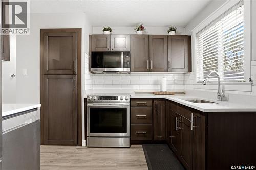 14 Diamond Street, Regina, SK - Indoor Photo Showing Kitchen With Upgraded Kitchen
