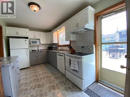 875 Champlain Road, Sarnia, ON - Indoor Photo Showing Kitchen