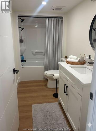 655 Stanley, Windsor, ON - Indoor Photo Showing Bathroom