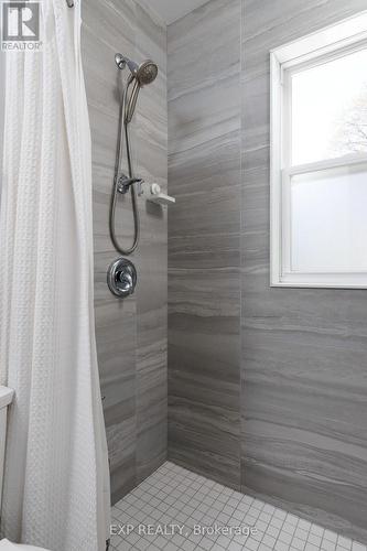 1761 Coram Crescent, Mississauga, ON - Indoor Photo Showing Bathroom