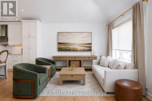 1761 Coram Crescent, Mississauga, ON - Indoor Photo Showing Living Room