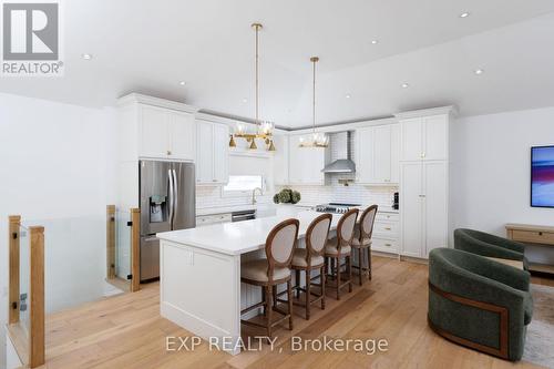 1761 Coram Crescent, Mississauga, ON - Indoor Photo Showing Kitchen With Upgraded Kitchen
