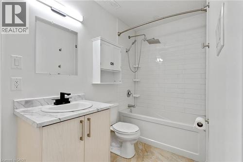 11 Eagle Hill, Cambridge, ON - Indoor Photo Showing Bathroom