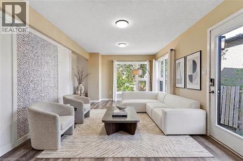 11 Eagle Hill, Cambridge, ON - Indoor Photo Showing Living Room