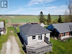 Well maintained exterior. - 