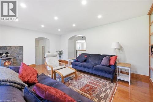 93 Sunning Hill Avenue, Hamilton, ON - Indoor Photo Showing Living Room
