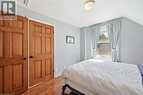 93 Sunning Hill Avenue, Hamilton, ON - Indoor Photo Showing Bedroom