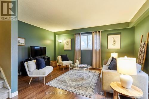 689 GIBB STREET  Oshawa, ON L1J 1Z8