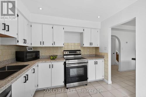 6166 Kindree Circle, Mississauga, ON - Indoor Photo Showing Kitchen With Double Sink