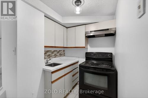 6166 Kindree Circle, Mississauga, ON - Indoor Photo Showing Kitchen